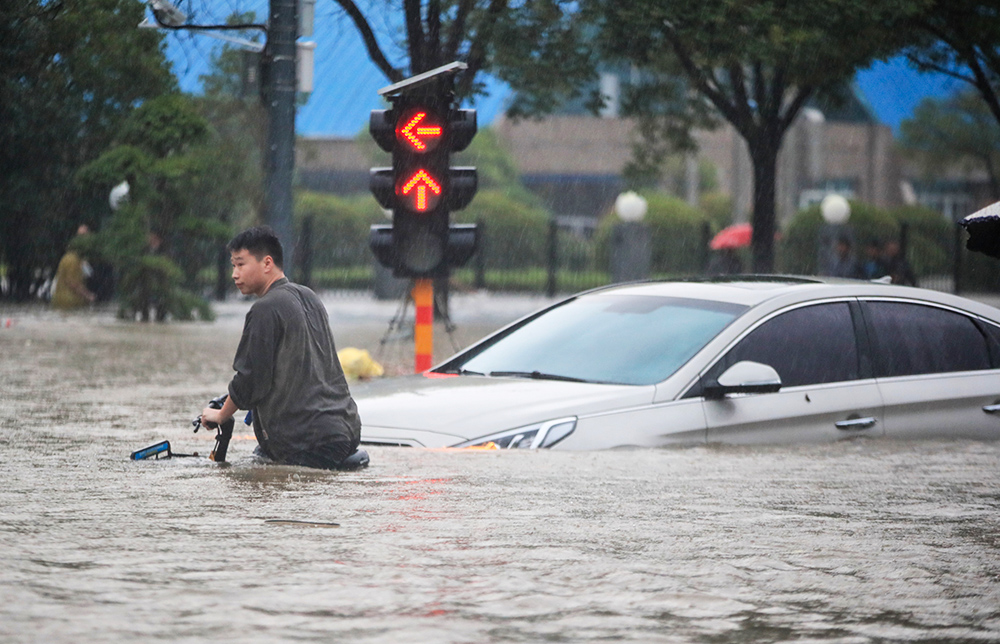 郑州遭遇历史极值暴雨城市内涝围墙坍塌汽车被淹没