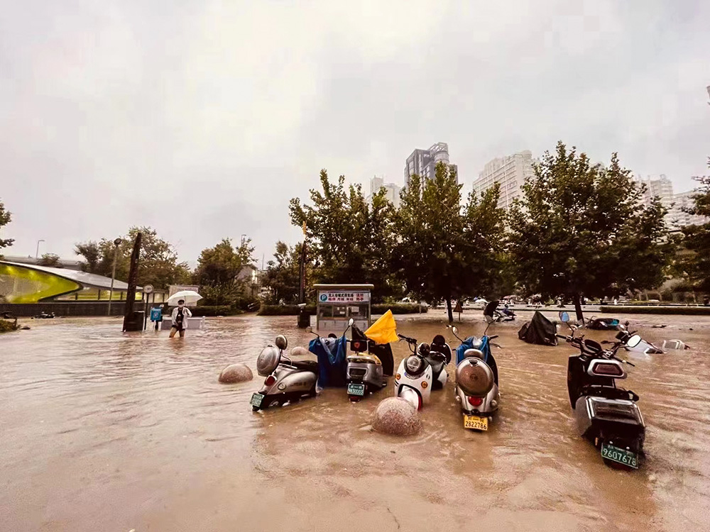 郑州遭遇历史极值暴雨城市内涝围墙坍塌汽车被淹没