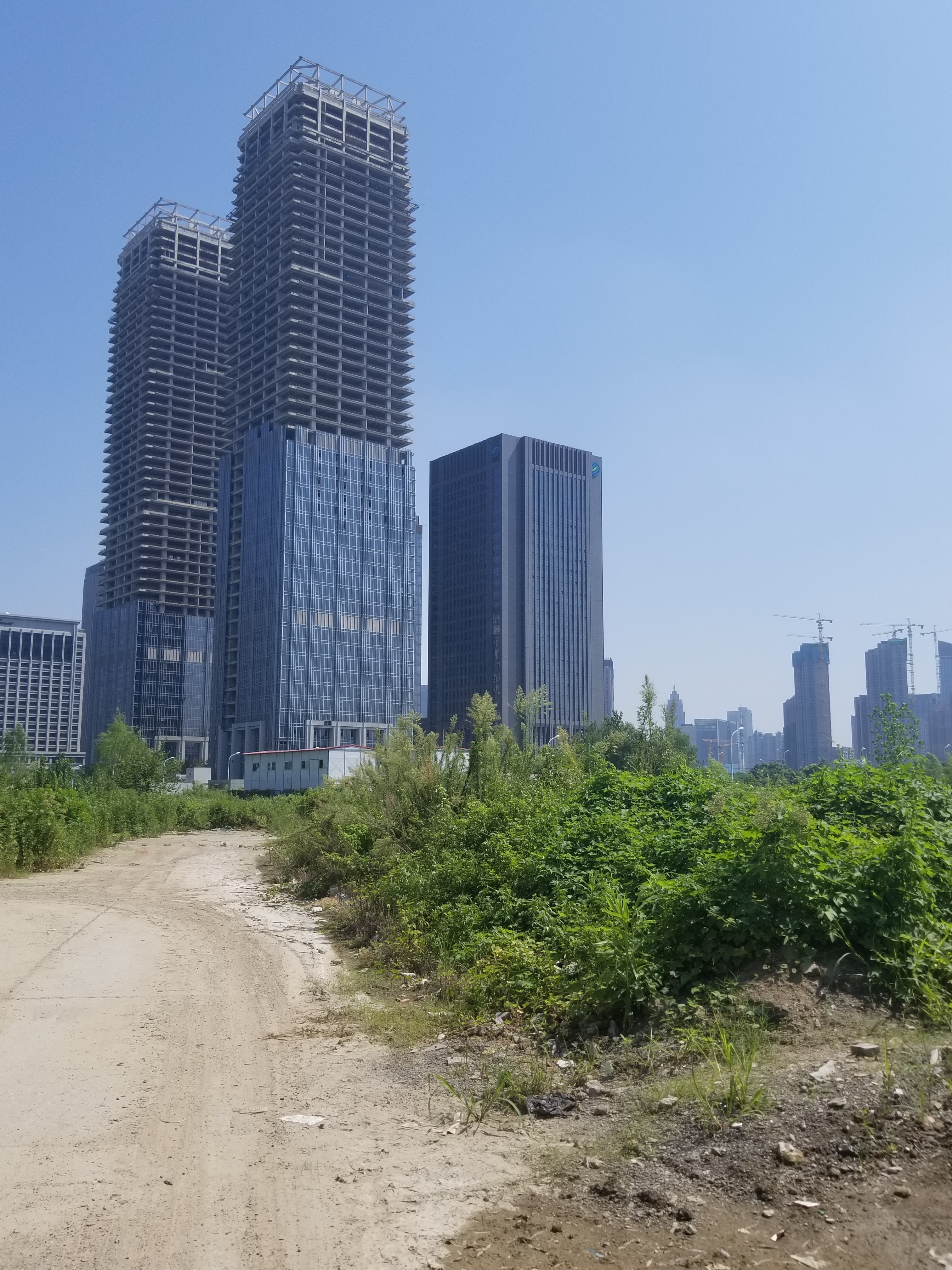 几栋楼处于停工中 (2).jpg 几栋楼处于停工中 (2).jpg