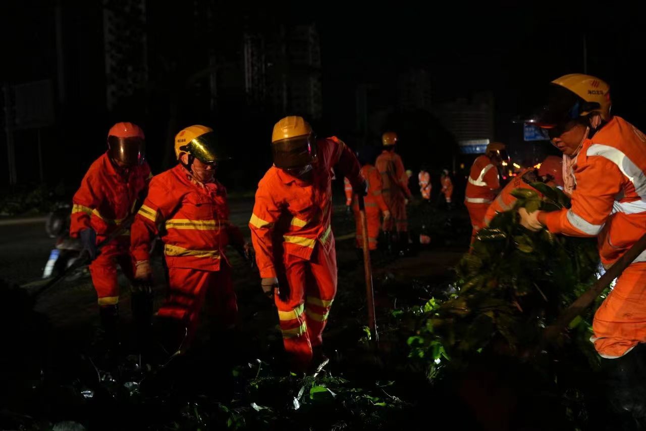 环卫工人连夜作业，保障道路尽快畅通。（海南省住建厅供图）.jpg