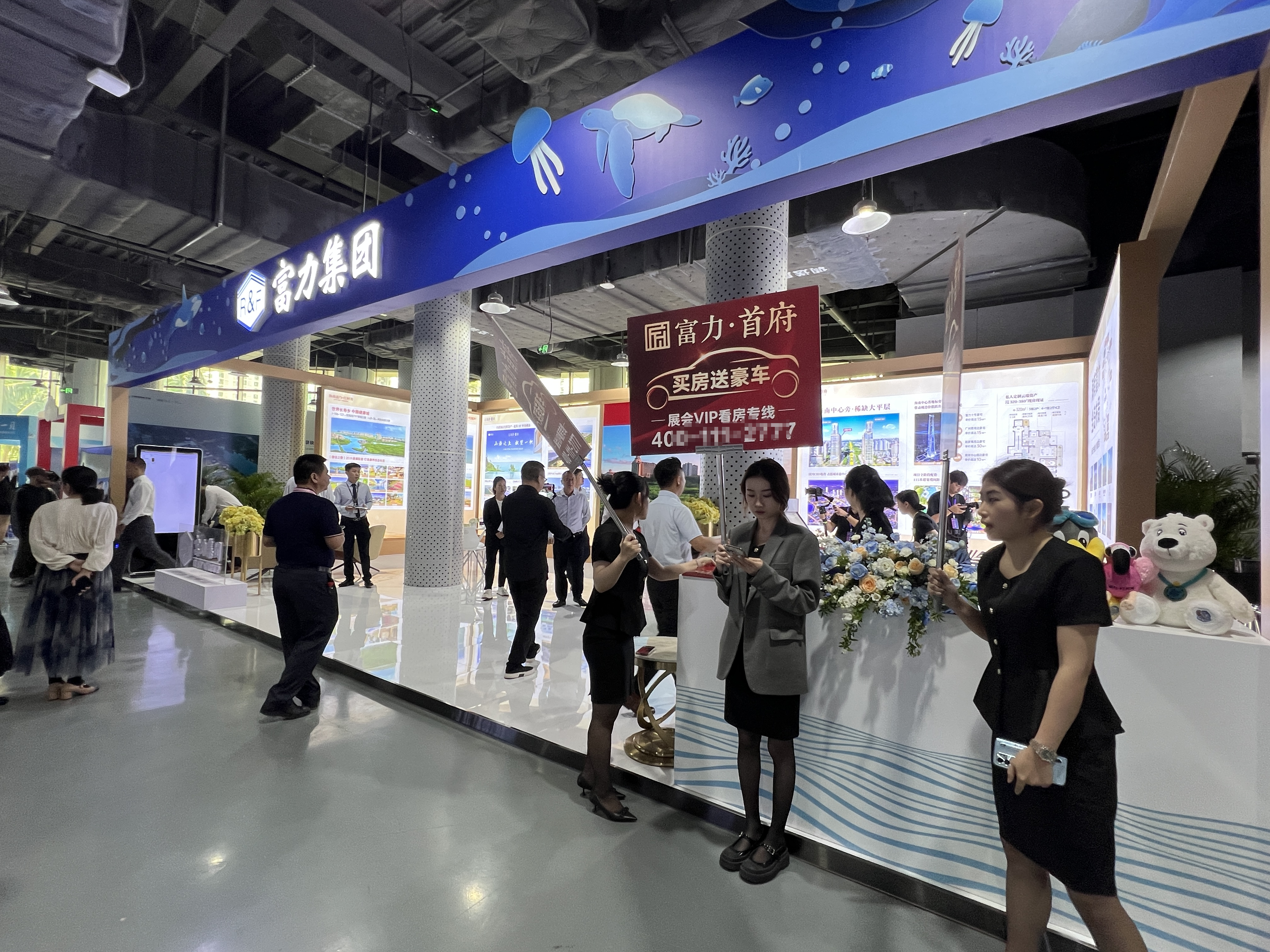 现场有房企推出“卖房送豪车”促销活动。陈标志 摄.png
