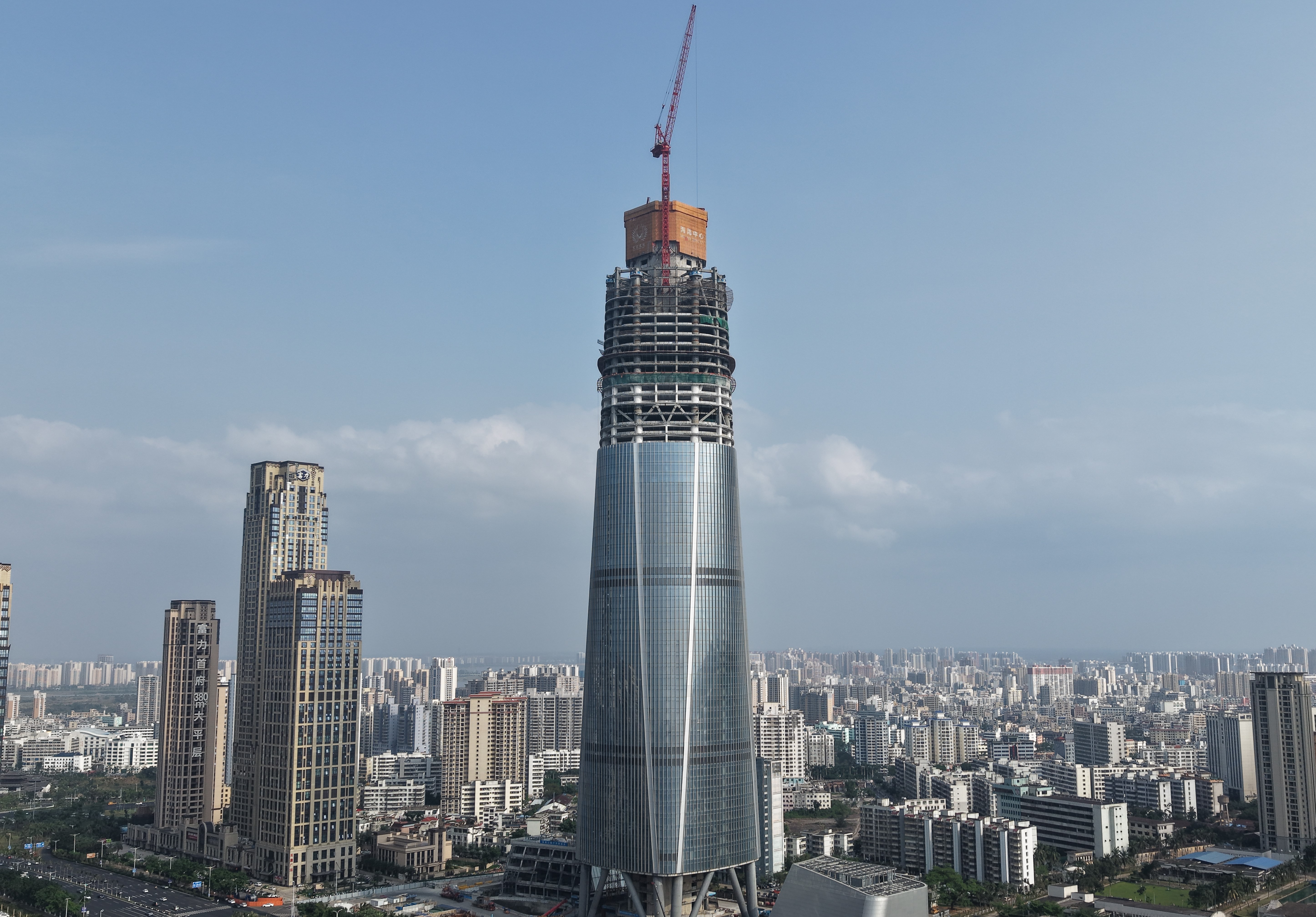 正在建设中的“海南第一高楼”——海南中心也是海南机场旗下的房地产项目。.jpg