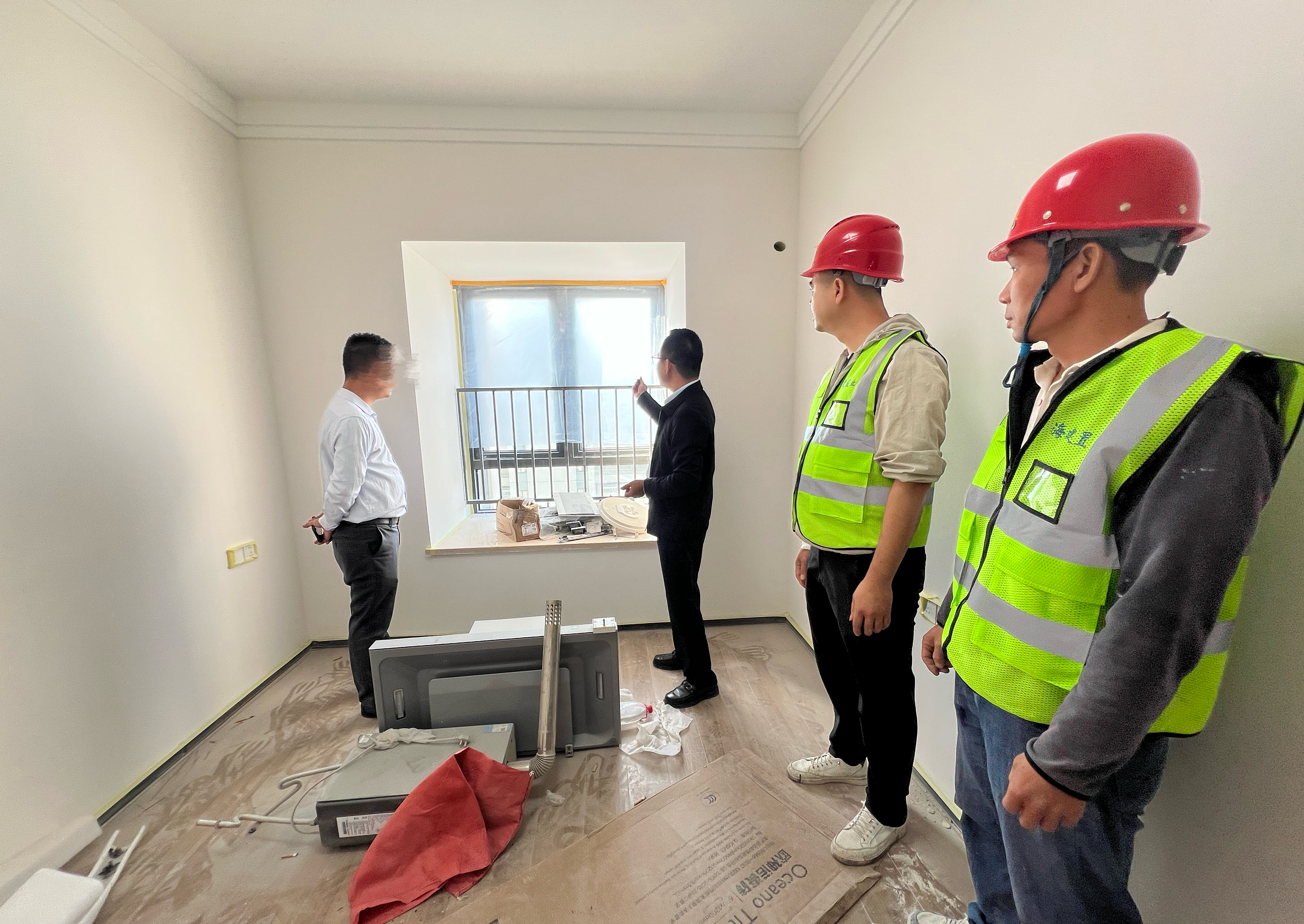 开发商相关负责人向业主林先生（左一）介绍整改情况。 陈标志 摄.jpg