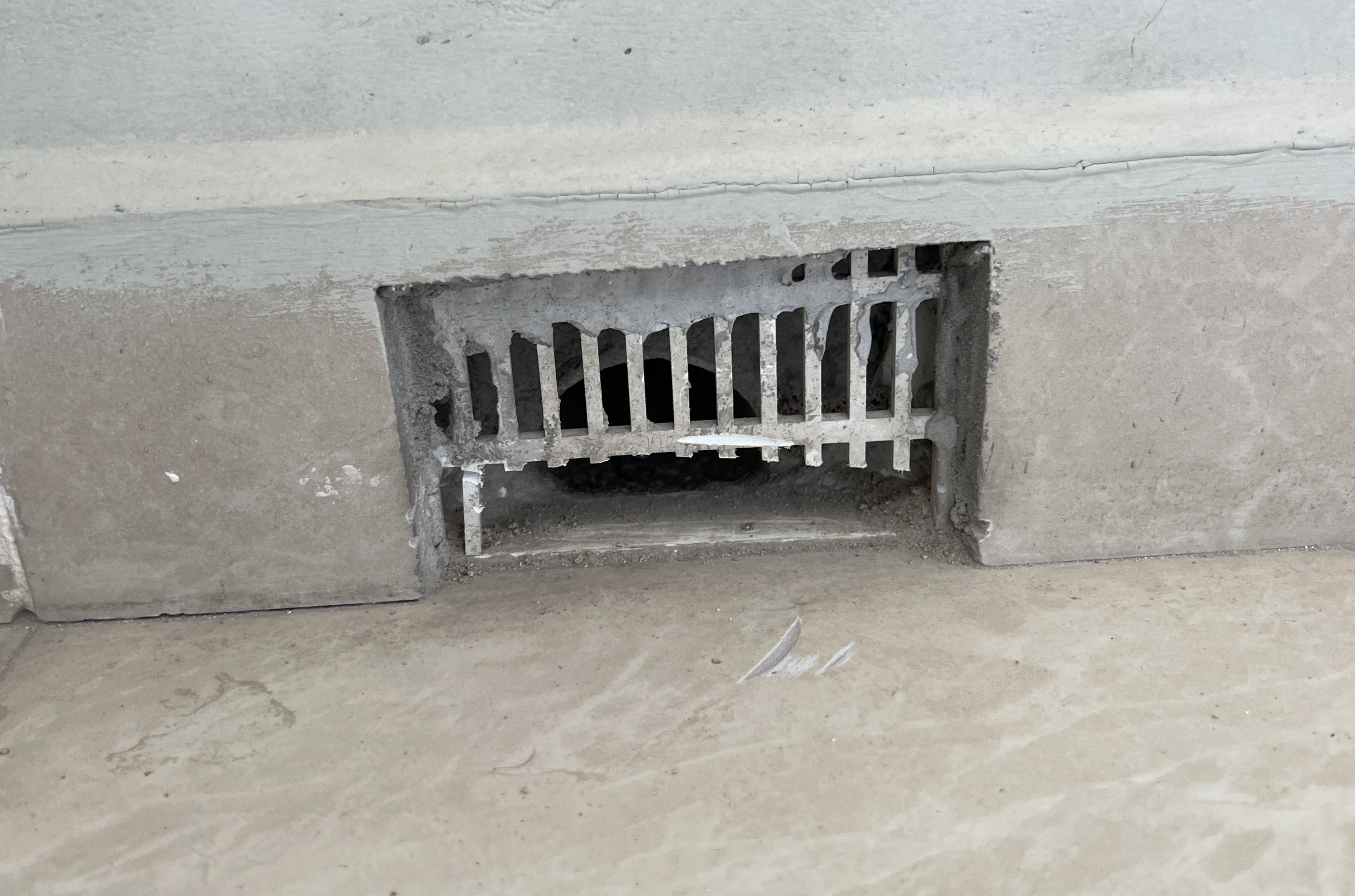 排水不畅的入户连廊排水口被整改。 陈标志 摄.jpg