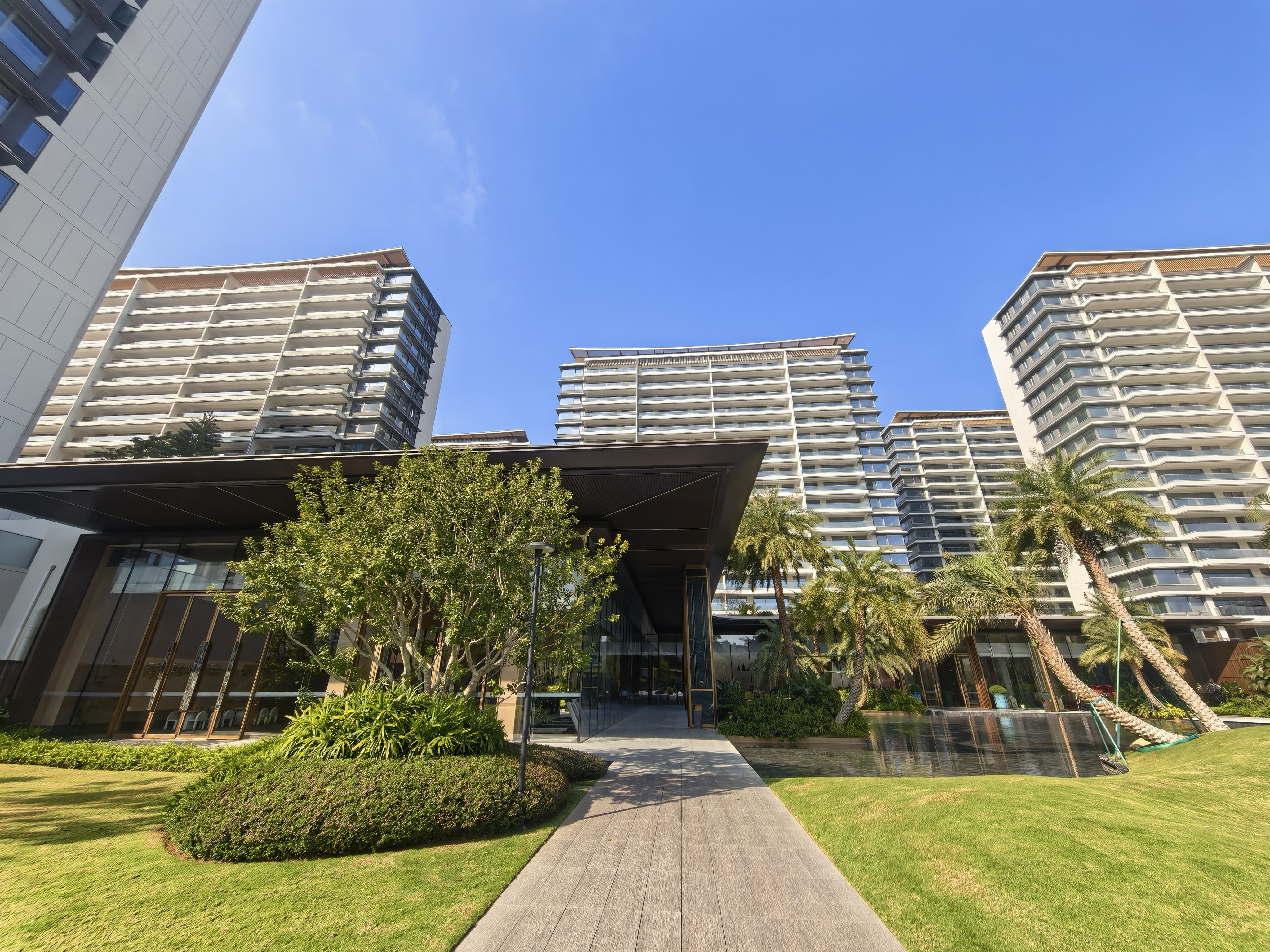 前景为天正·三亚湾壹号项目会所配套设施一角。中房报记者 陈标志 摄.jpg