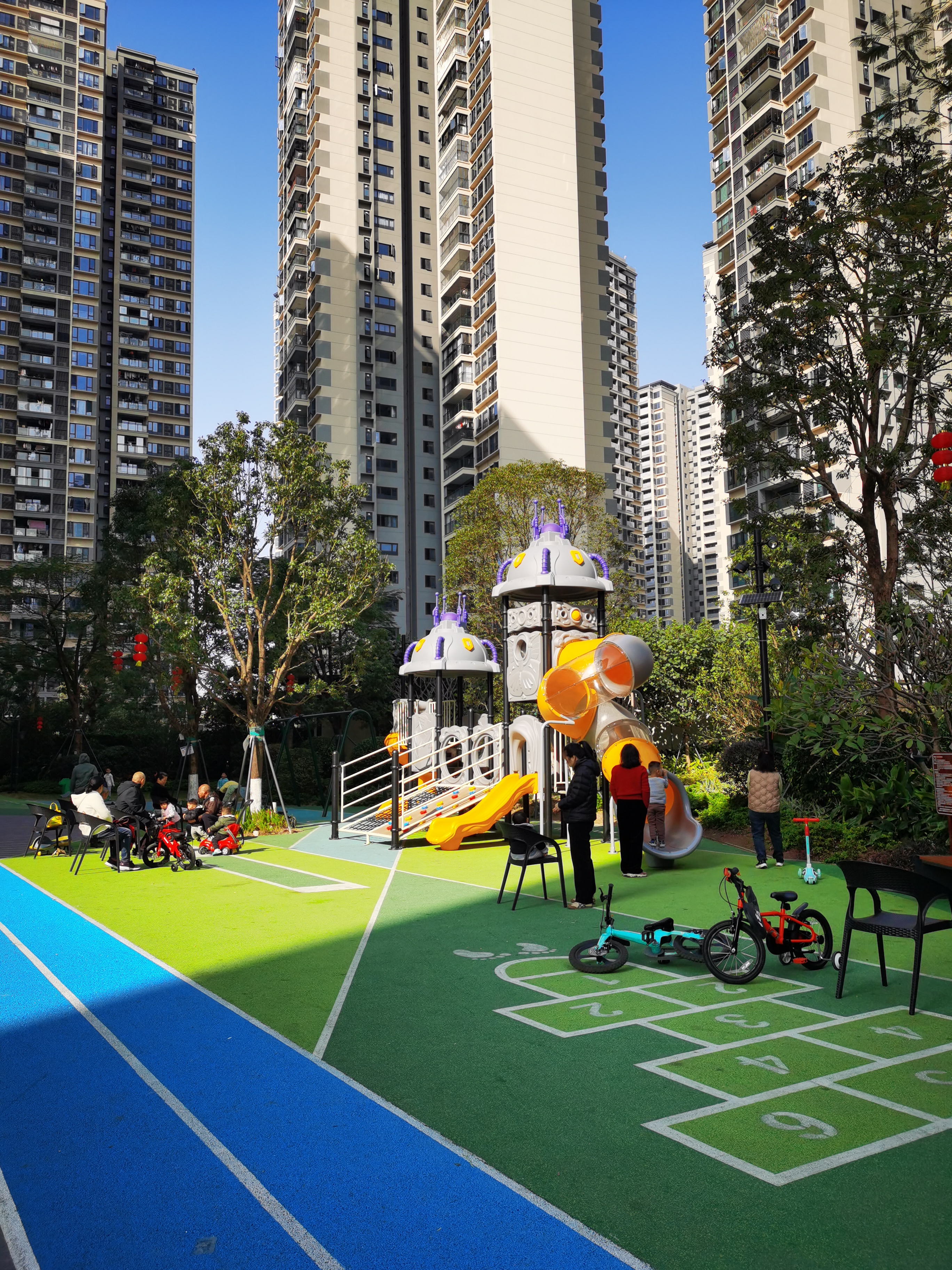 仁悦花园小区内配置了游乐设施（曾冬梅摄）.jpeg
