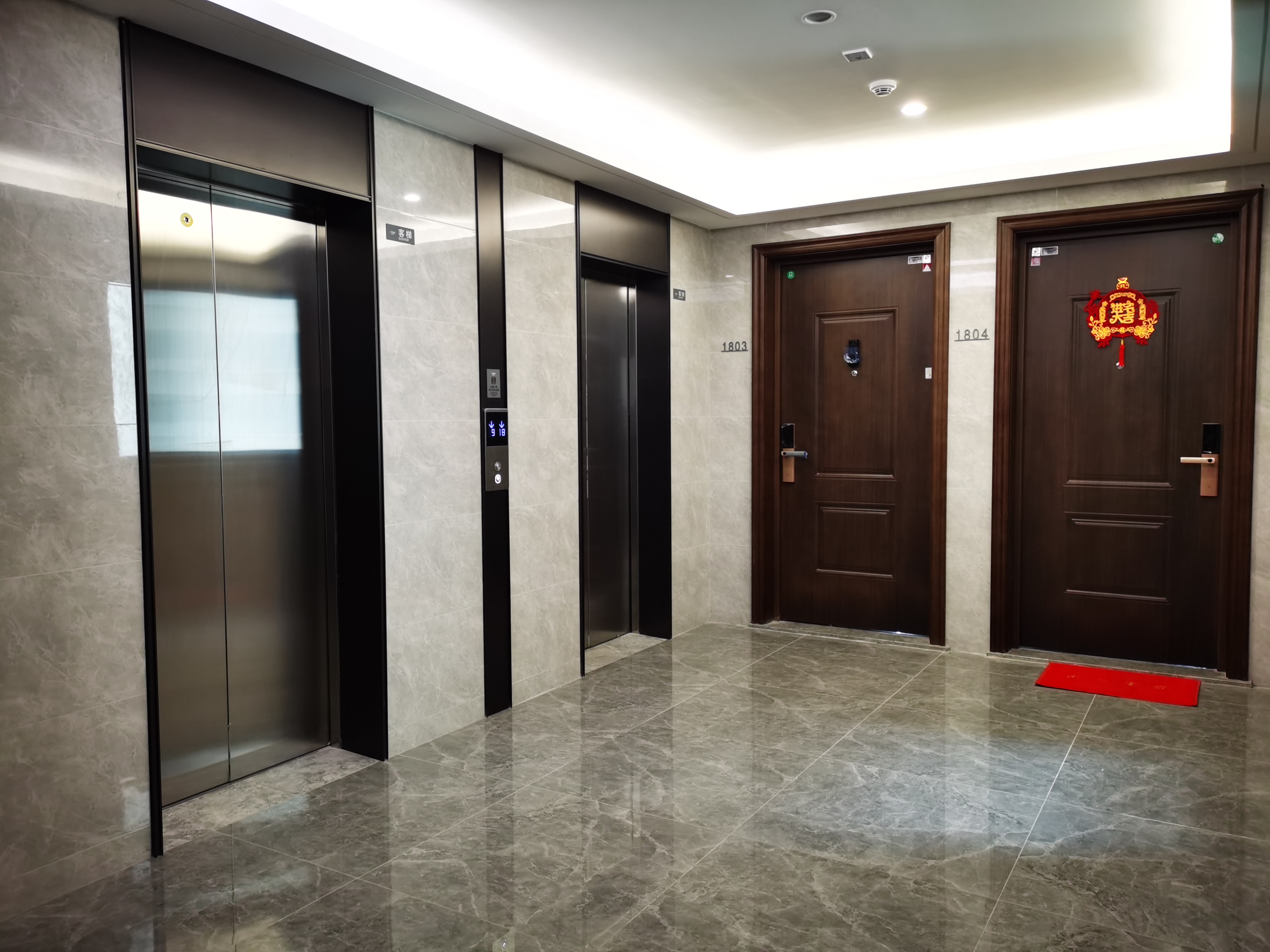仁悦花园宽敞大气的电梯厅（曾冬梅摄）.jpeg