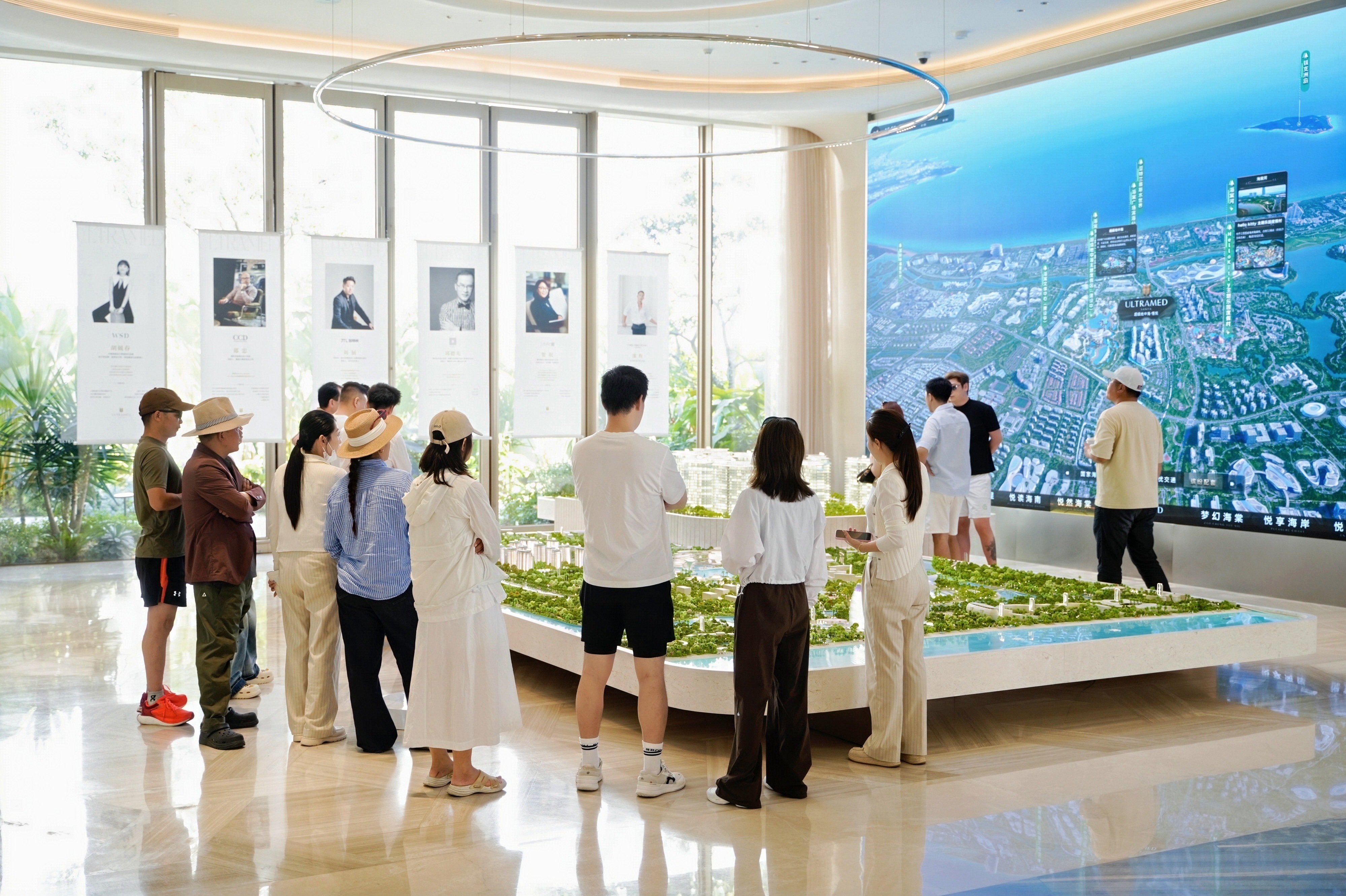 看房的客户。陈标志 摄.jpg 看房的客户。陈标志 摄.jpg