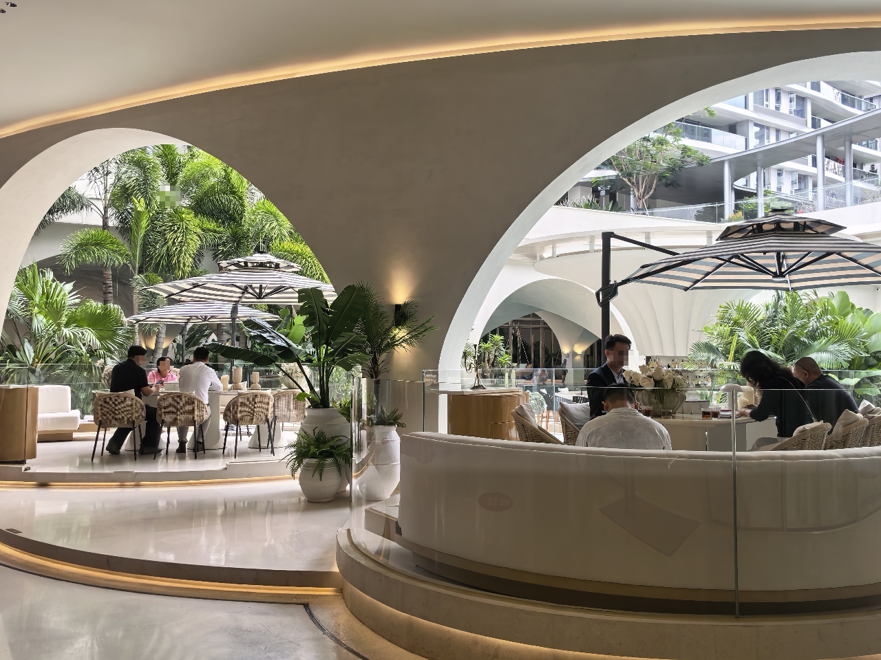 正在办理购房手续的客户。陈标志 摄.jpg 正在办理购房手续的客户。陈标志 摄.jpg