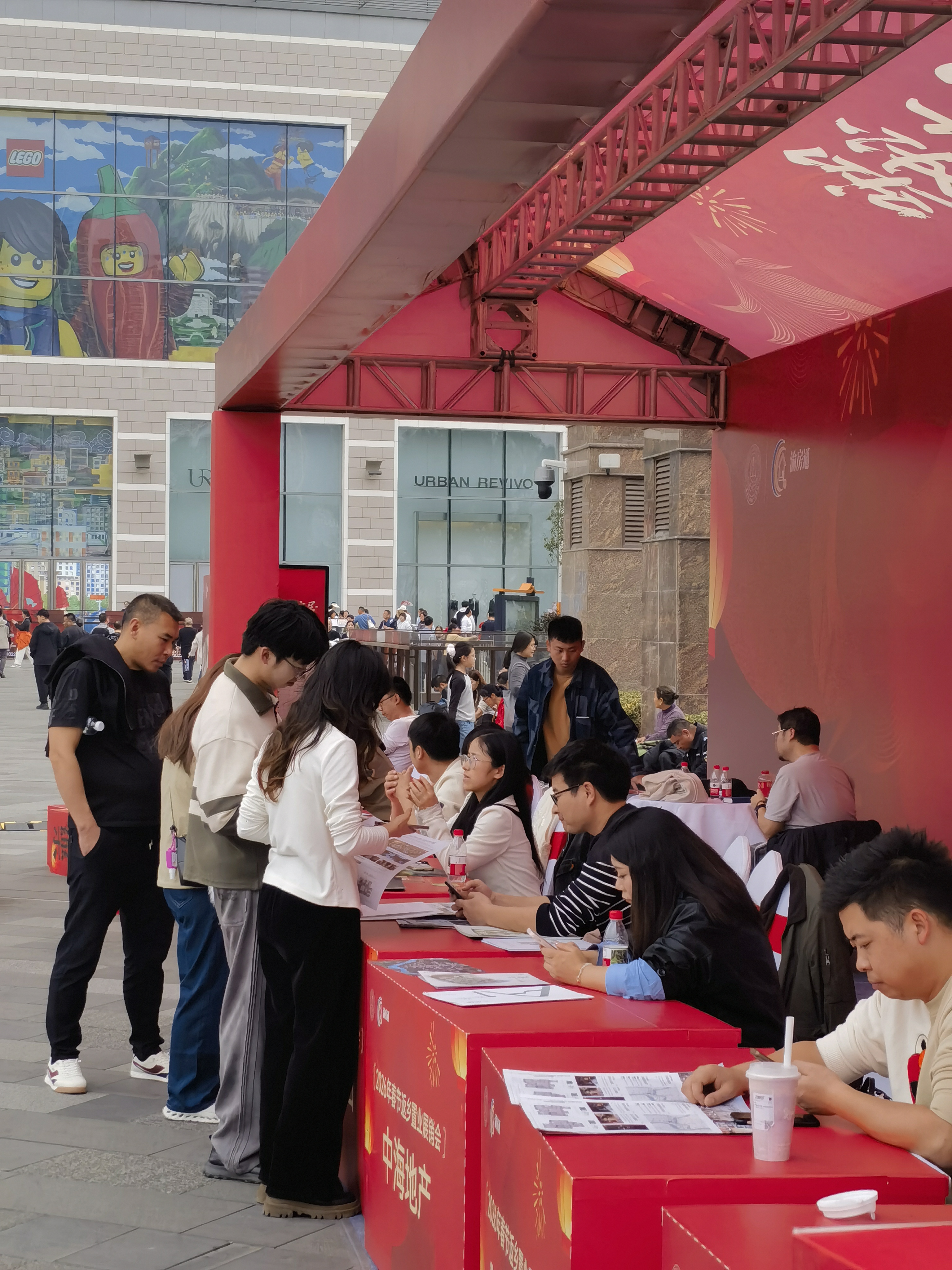 购房者在展会现场看房选房。高枝_摄.jpg 购房者在展会现场看房选房。高枝_摄.jpg