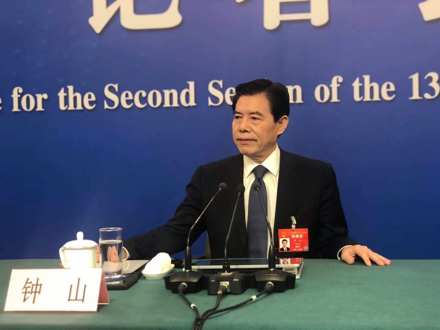 商务部部长钟山:中国已经是消费大国,消费对经济贡献率达到76.2%