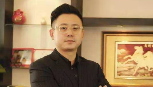 此次并购案,也让世茂海峡发展公司董事长兼总裁吕翼站到了台前.