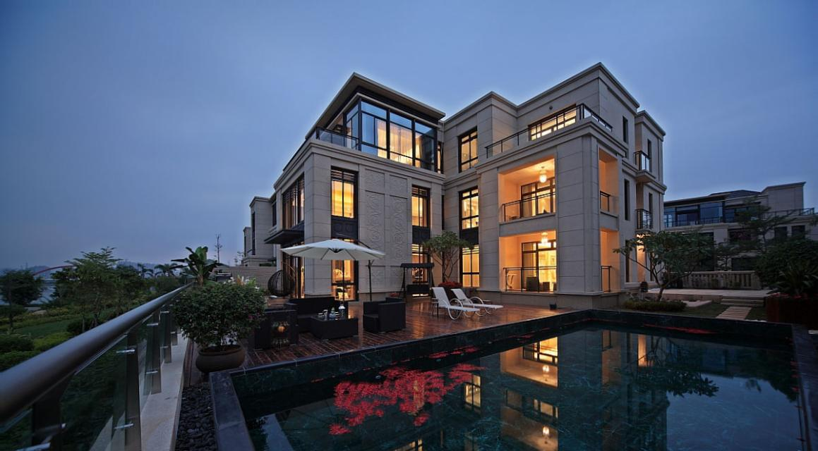 2010年,国贸天琴湾逆势开盘,释放临湾别墅,总价三千万到一个亿不等,蓄