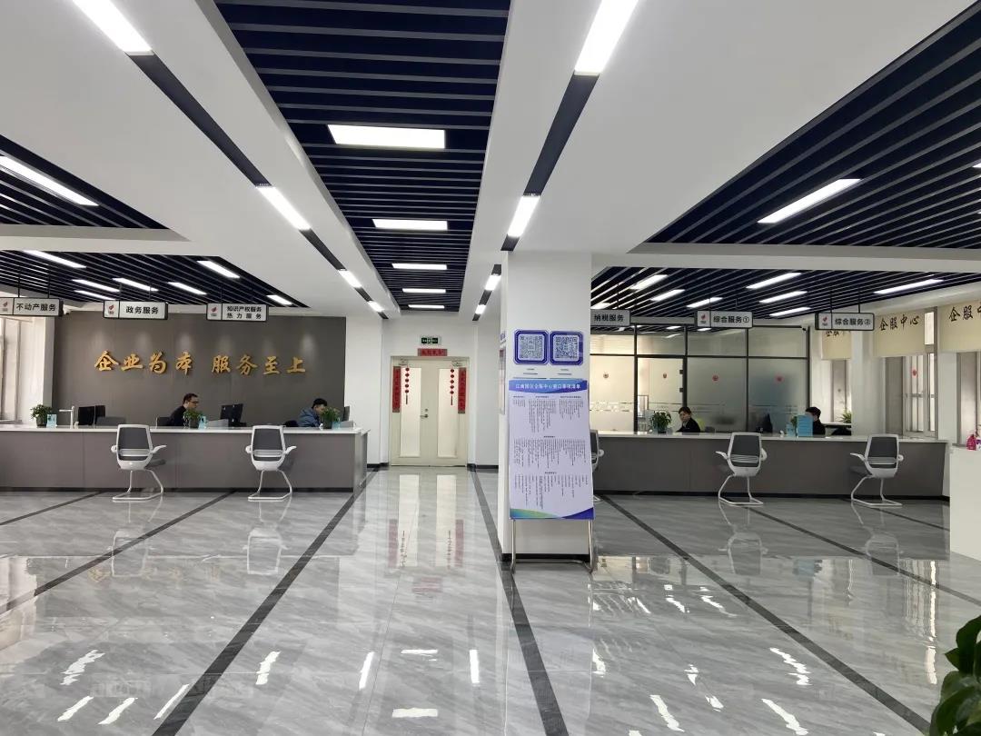 走进宽敞明亮的服务大厅,各个服务窗口一字排开一目了然,6个服务窗口